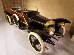 old car of 1912 in the museum