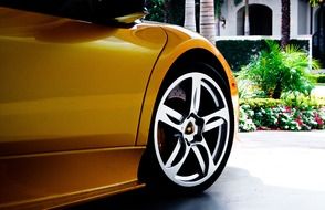 wheel of yellow lamborghini