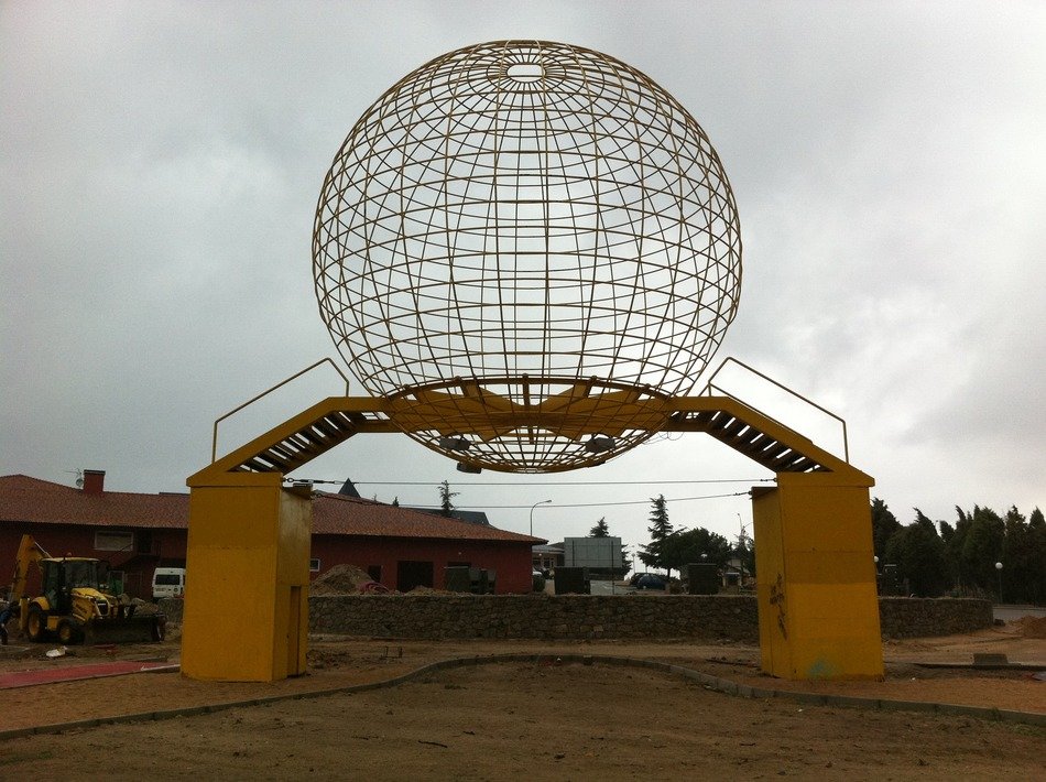gate with a huge ball to the exhibition in Seville