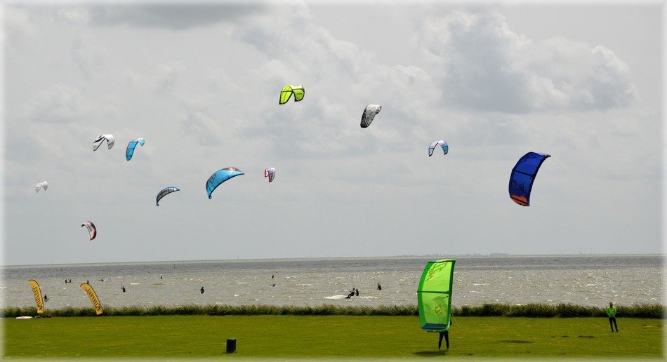 kitesurfing in the wind in holland