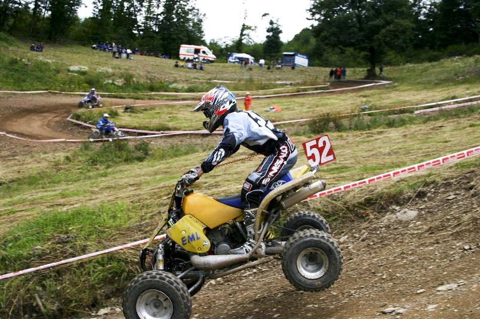 athlete descent from the mountain to the buggy