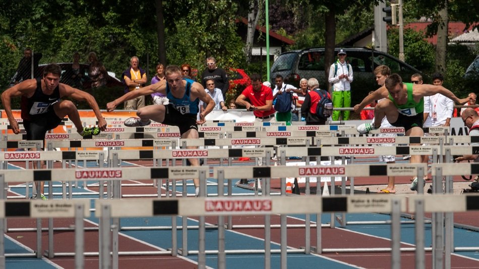 Frontal view of runners with obstacles