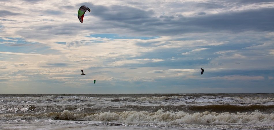 kitesurfers in the sky
