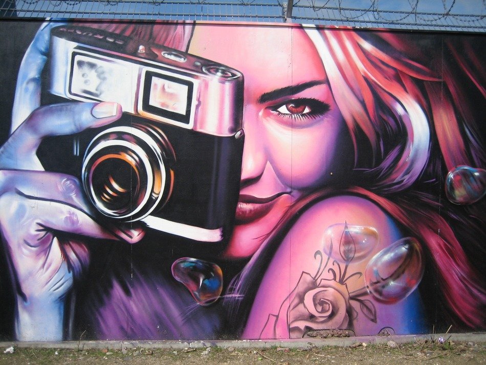 graffiti with the image of a girl with cameras in Frankfurt