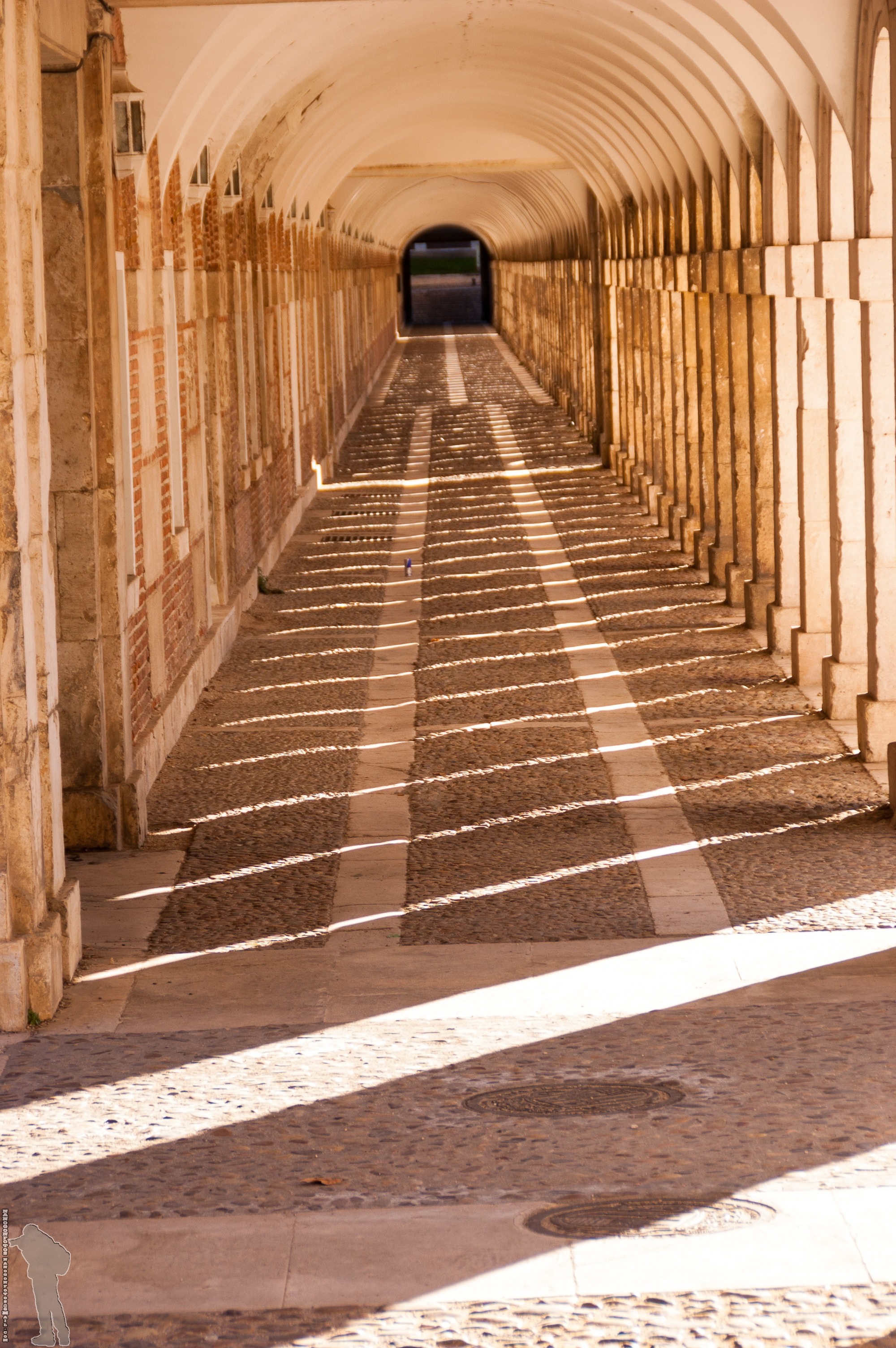Long corridor with columns free image download