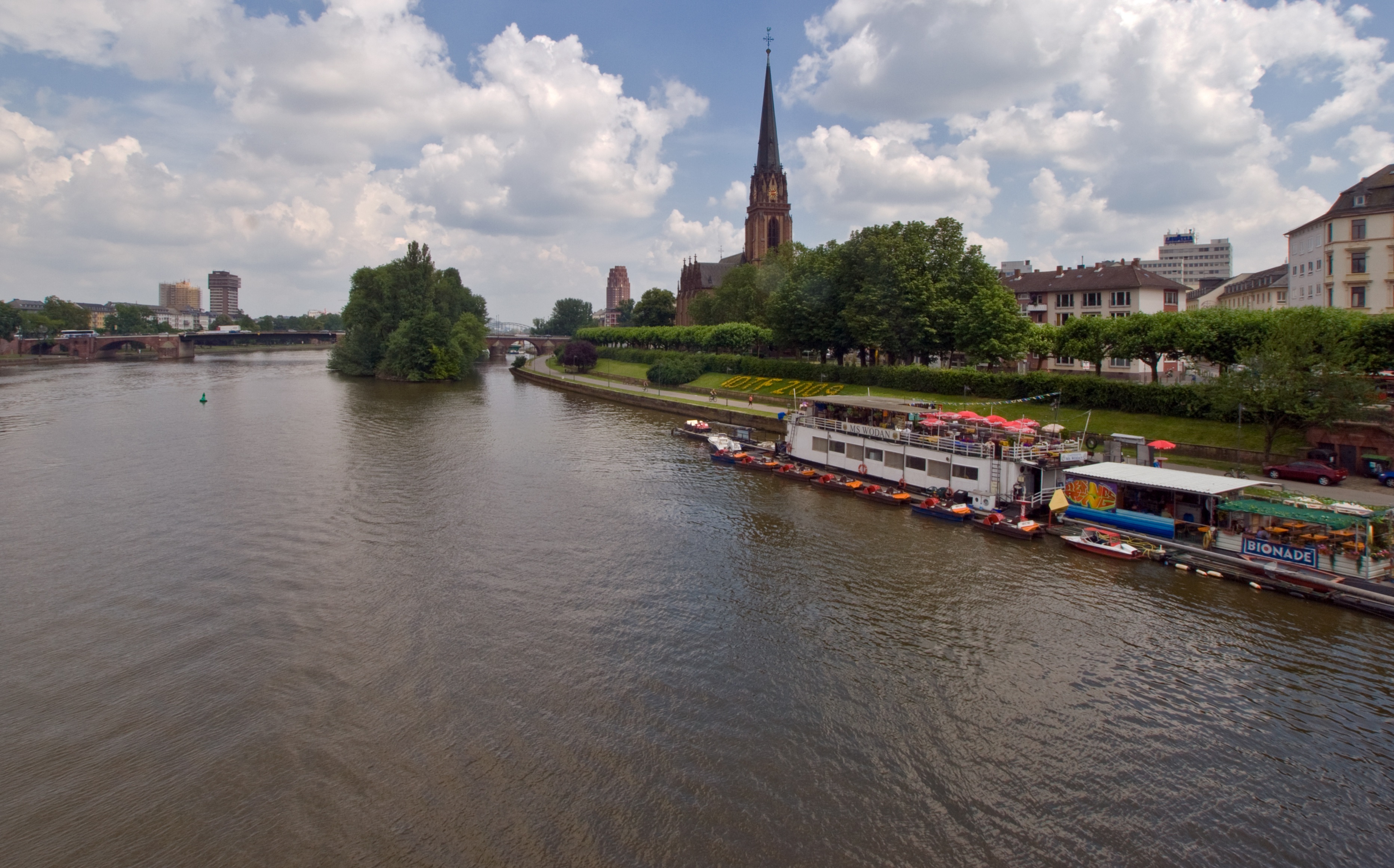 Река в центре европы. Река Франкфурт на Майне. Порт Франкфурт на Майне. Музейная набережная Франкфурт на Майне. Франкфурт набережная.