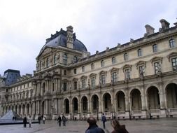 Picture of louvre in Paris