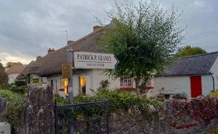 houses with a thatched roof in ireland