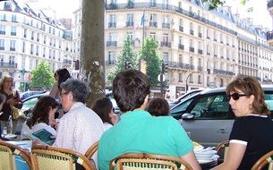 paris crowded restaurant