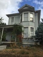 photo of an abandoned house in October