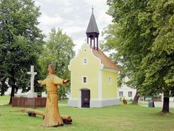 Chapel and statue in Holašovice