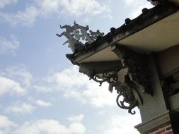 eaves carving on the roof of the house