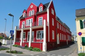 red house at the crossroads of streets in Geisenheim