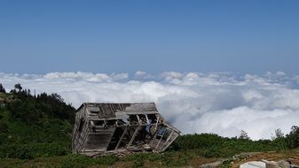 Picture of destroyed house on a mountain