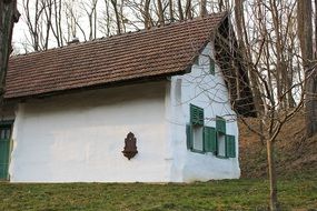 white hauswand of the house