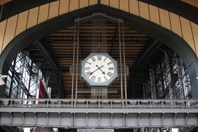 time clock 17-40 at the train station