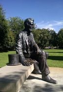 statue of sitting abraham lincoln