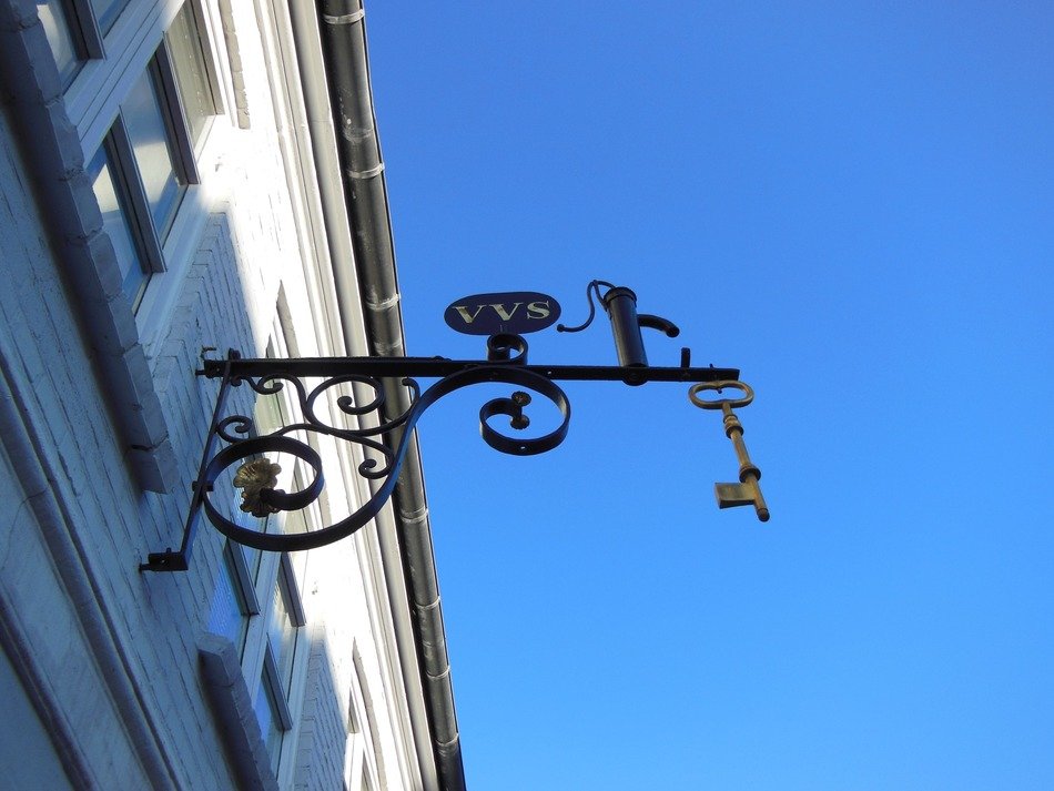sign of the master on the facade of the house