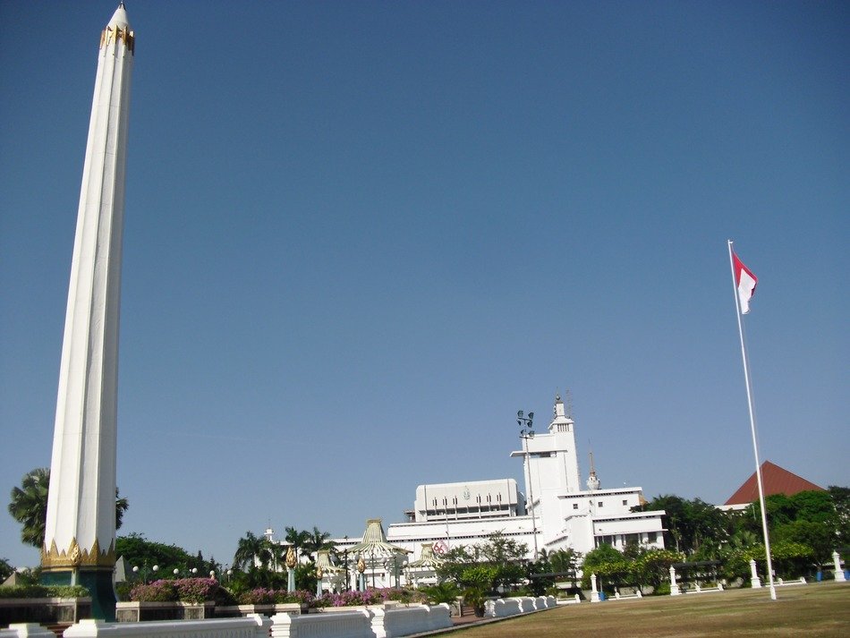 monument to the heroes in surabay in java