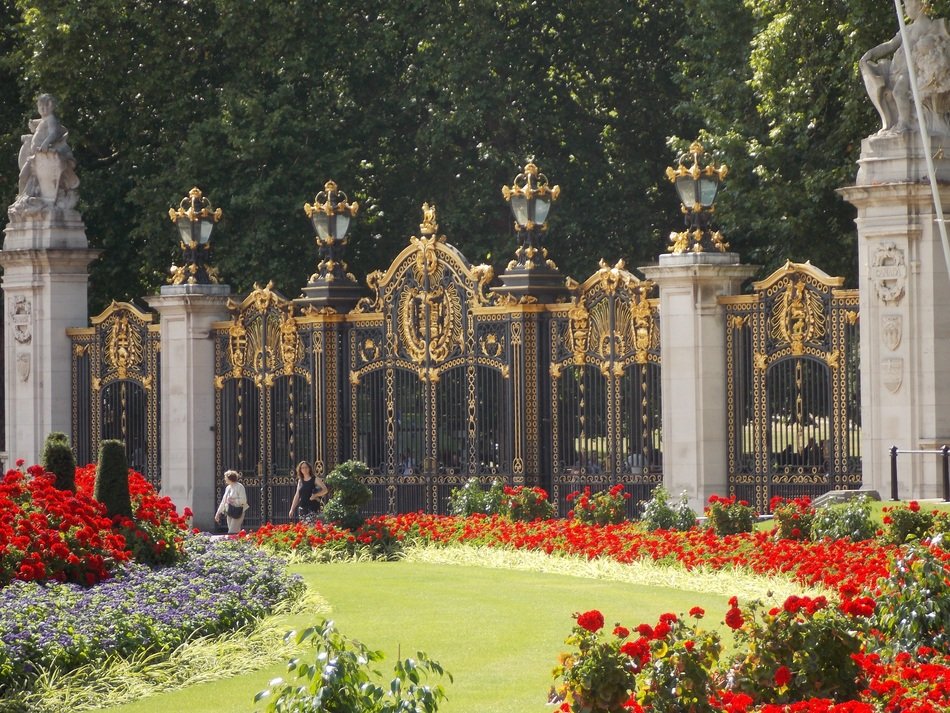 colorful park near the gates of buckingham palace