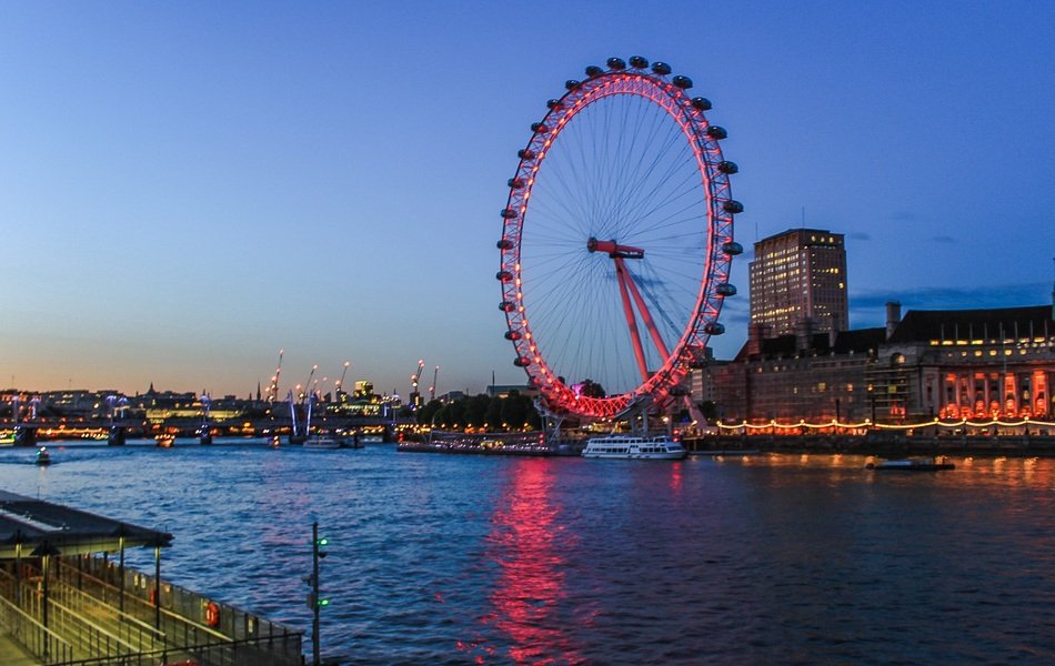 ferris wheel near the river thames