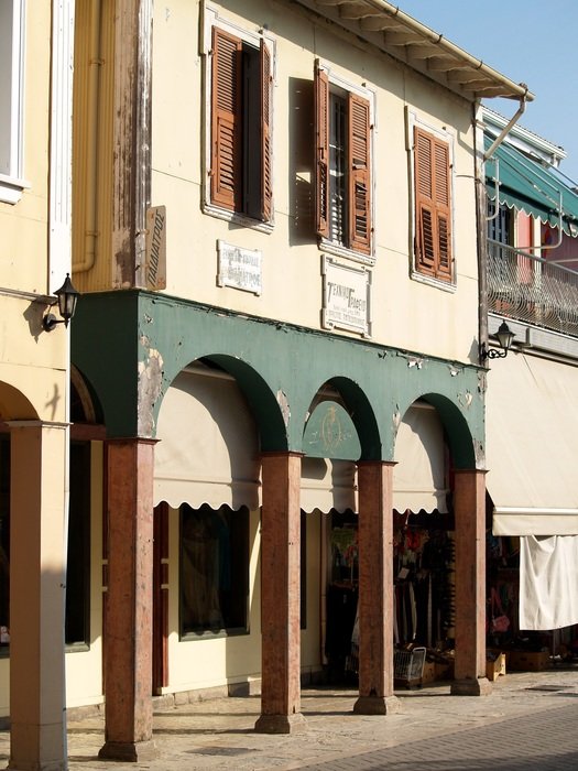 collapsed house in the city