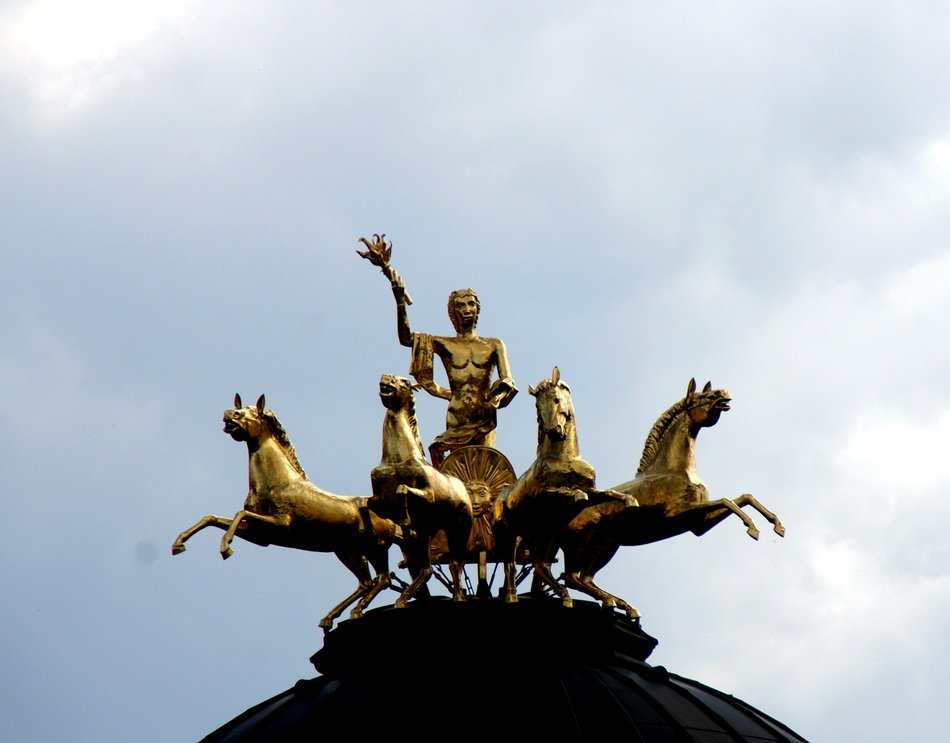 a monument to the horses of the Quadriga