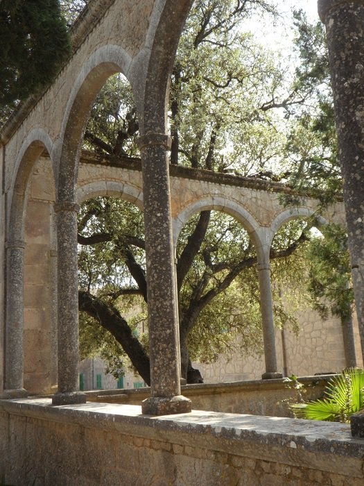 arched wall on the ruins in Mallorca