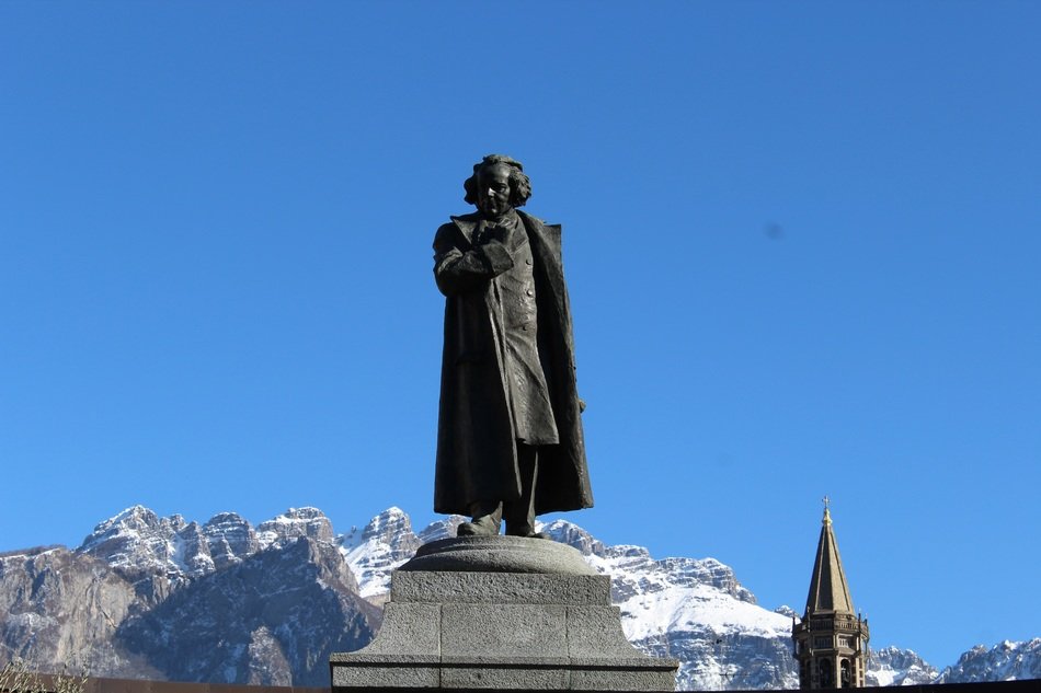statue of antonio stoppani