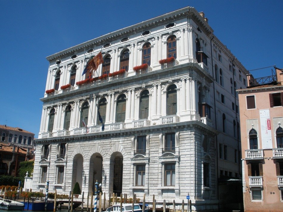 picture of the building in venice