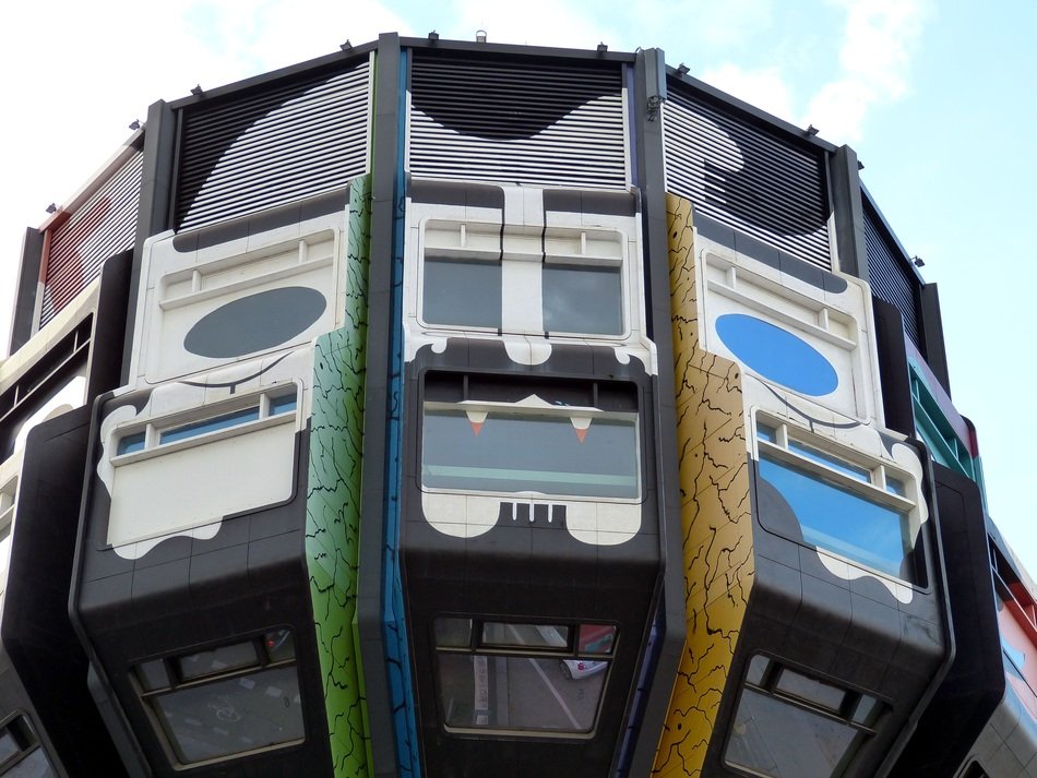 Colorful house facade in the shape of a tower in Berlin