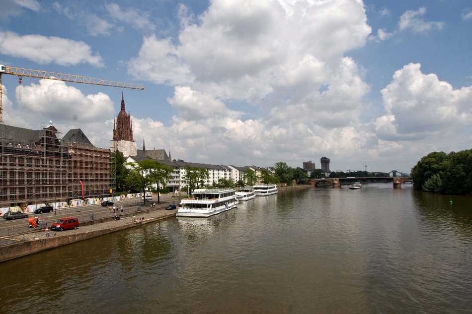 river in the center of Frankfurt