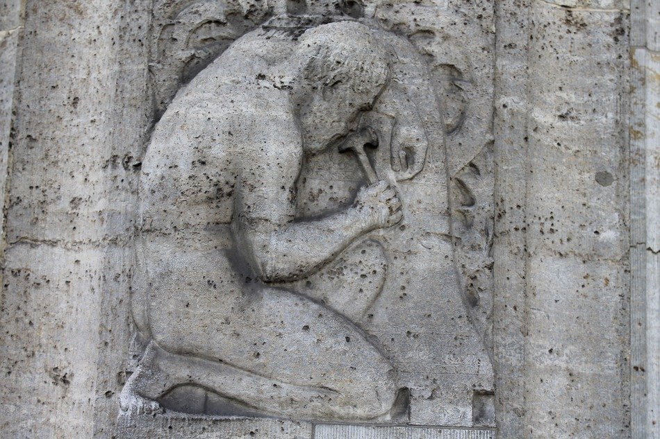 sculpture оn the old house