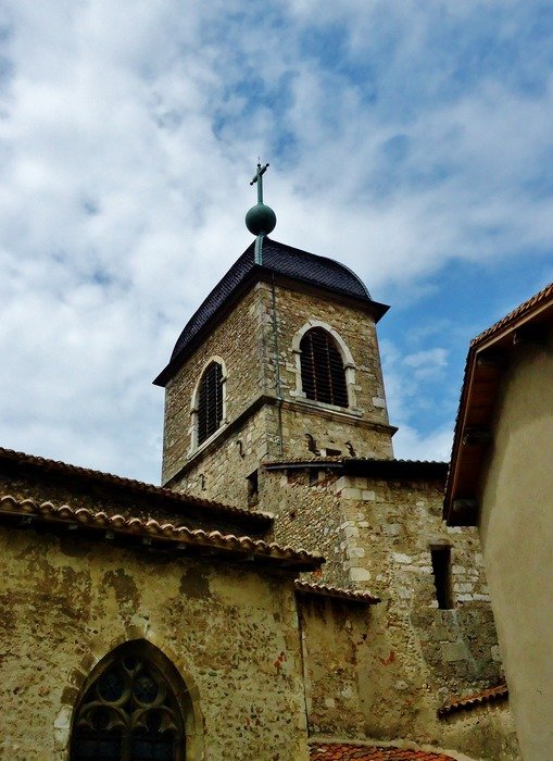 old church in P&eacute;rouges
