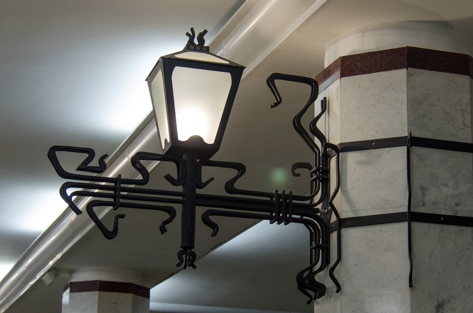 lantern in metro of Smara
