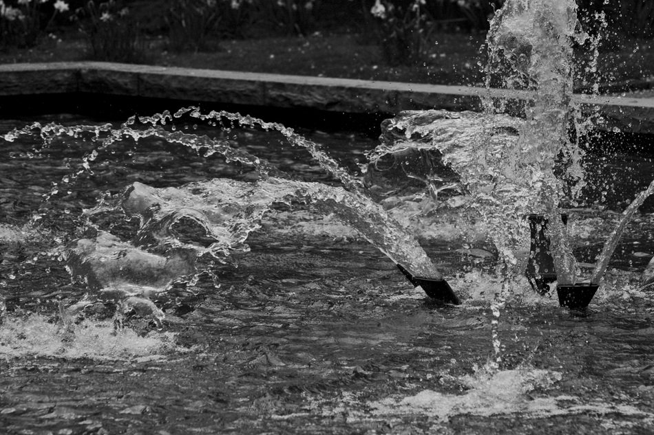 Black and white photo of the fountain