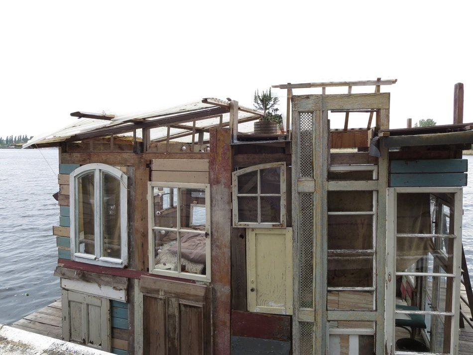 Houseboat with the windows