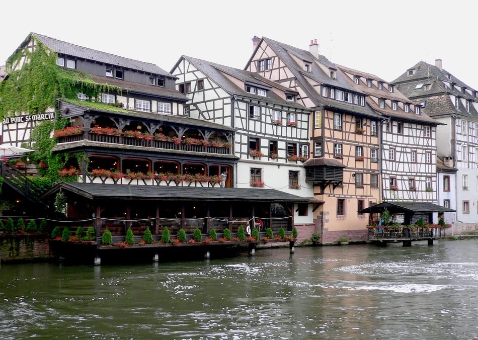 River in Fachwerkhäuser near the buildings