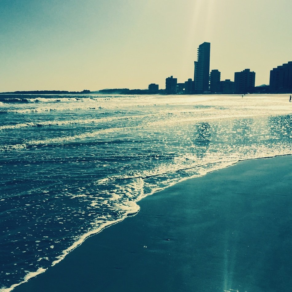 tide wave in the sun