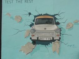 car drawing on the wall in berlin