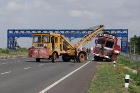 accident on highway, crane truck recovering of vehicle, india, karnataka