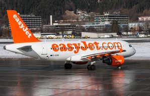 airbus a319 easyjet airliner