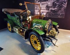 spyker, oldtimer automobile in museum