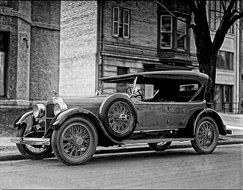 photo of an old car of 1923