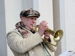 musician plays the trumpet