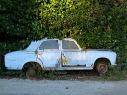 Peugeot 403 rusty car