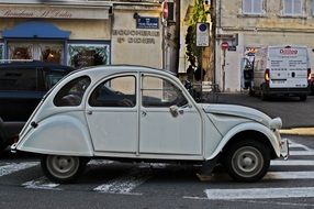 white car citro C3