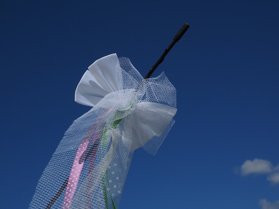 car wedding decorations against the blue sky