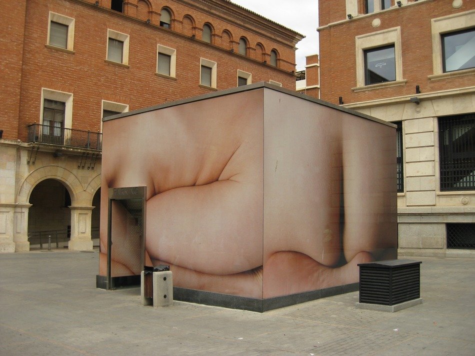 women in the cube in Spain