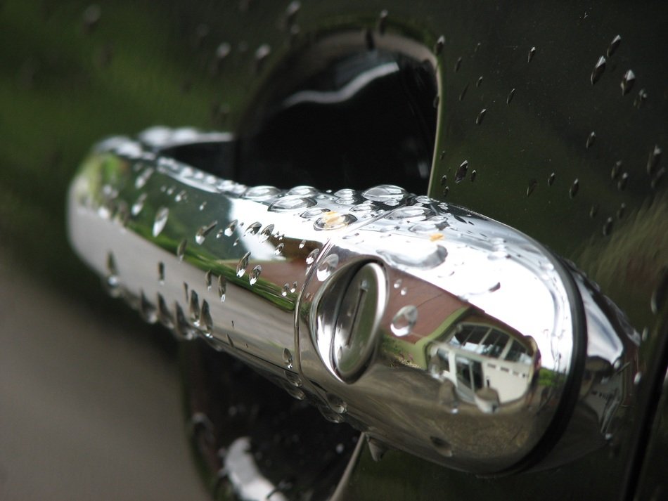 closeup photo of the door handle